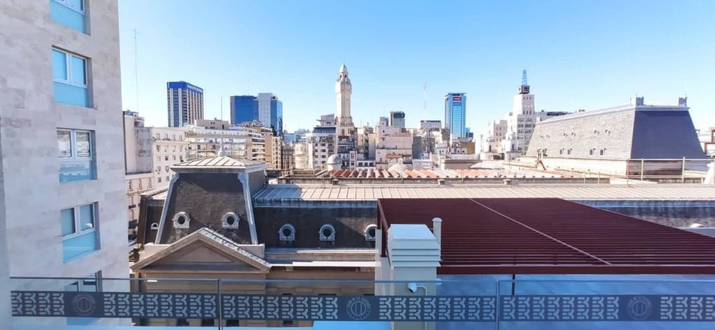 Un paysage urbain avec des bâtiments modernes et une tour imposante.