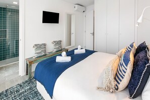 2 habitaciones, tabla de planchar con plancha, cuna de viaje y internet 
