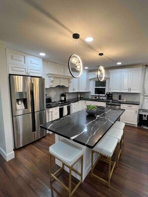 Fridge, microwave, oven, stovetop - Modern getaway in Catskills (Cairo)