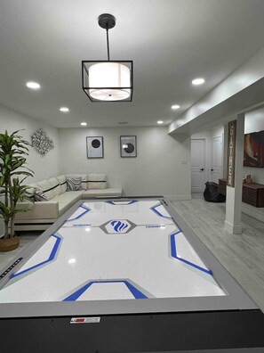 Game room - Modern getaway in Catskills (Cairo)