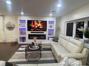 TV, fireplace, stereo - Modern getaway in Catskills (Cairo)