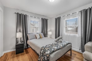 4 chambres, bureau, fer et planche à repasser, lit de bébé portatif