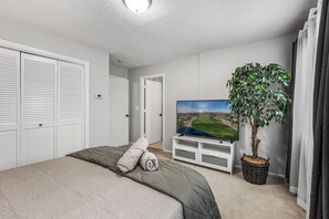4 habitaciones, escritorio y tabla de planchar con plancha 