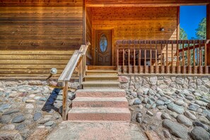 Terrace/patio - Pet Friendly TreeHaven Retreat (Pagosa Springs)