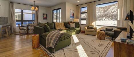 Fernseher, DVD-Player, Bücher, Stereoanlage