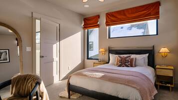 7 bedrooms, desk, travel crib, WiFi