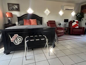 1 bedroom, iron/ironing board, WiFi, bed sheets - Easy Rider Cabin -Boat/Trailer prkg, Pet ok w/fee (Medicine Park)