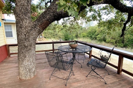 Outdoor dining. Easy Rider Cabin -Boat/Trailer prkg, Pet ok w/fee