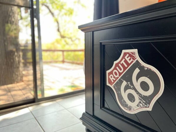 Un meuble noir orné d’un panneau indiquant « Route 66 ».