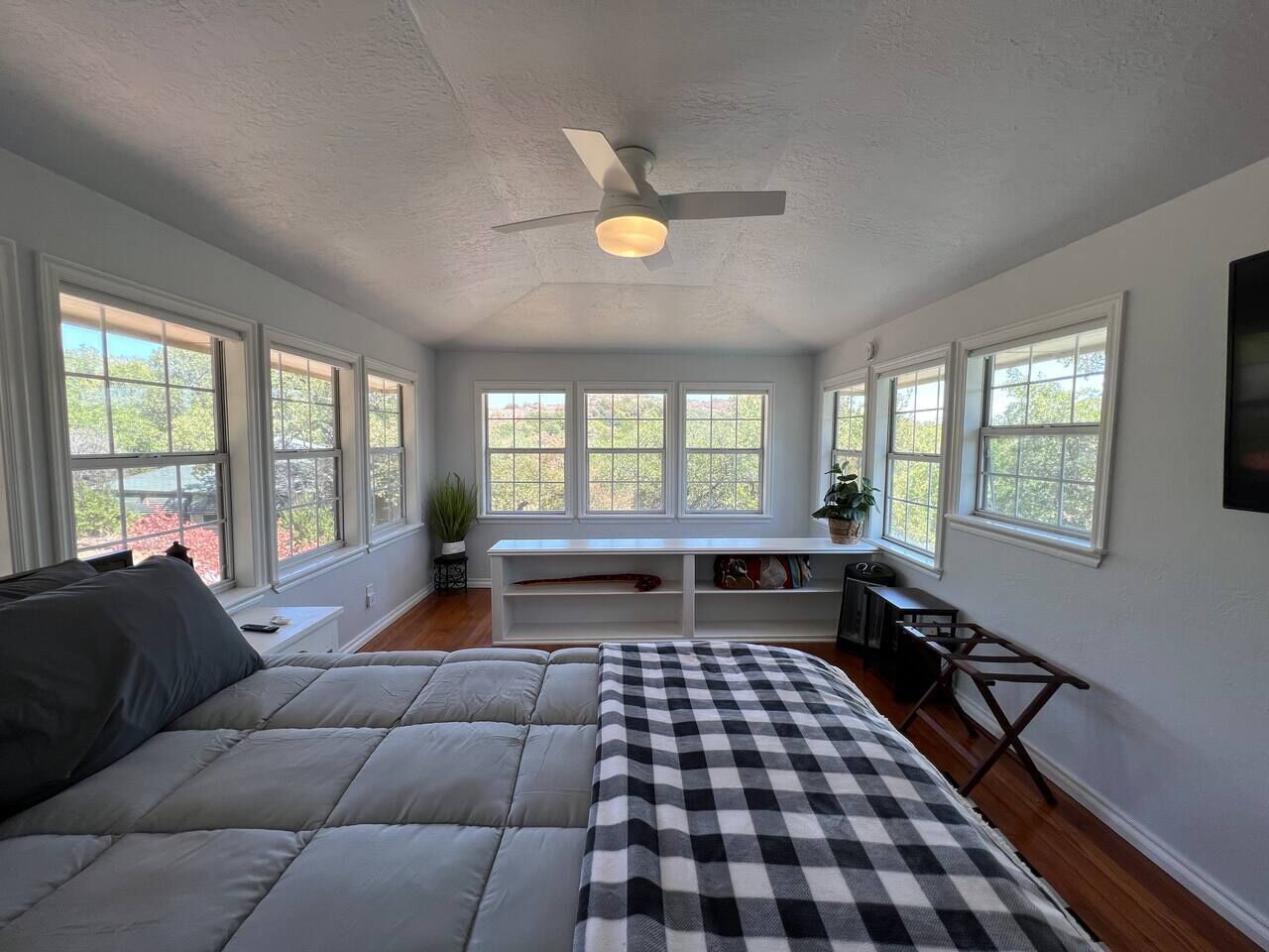 2 habitaciones, escritorio, tabla de planchar con plancha y wifi gratis 