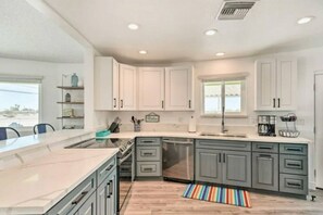 Kylskåp, mikrovågsugn, ugn och spishäll