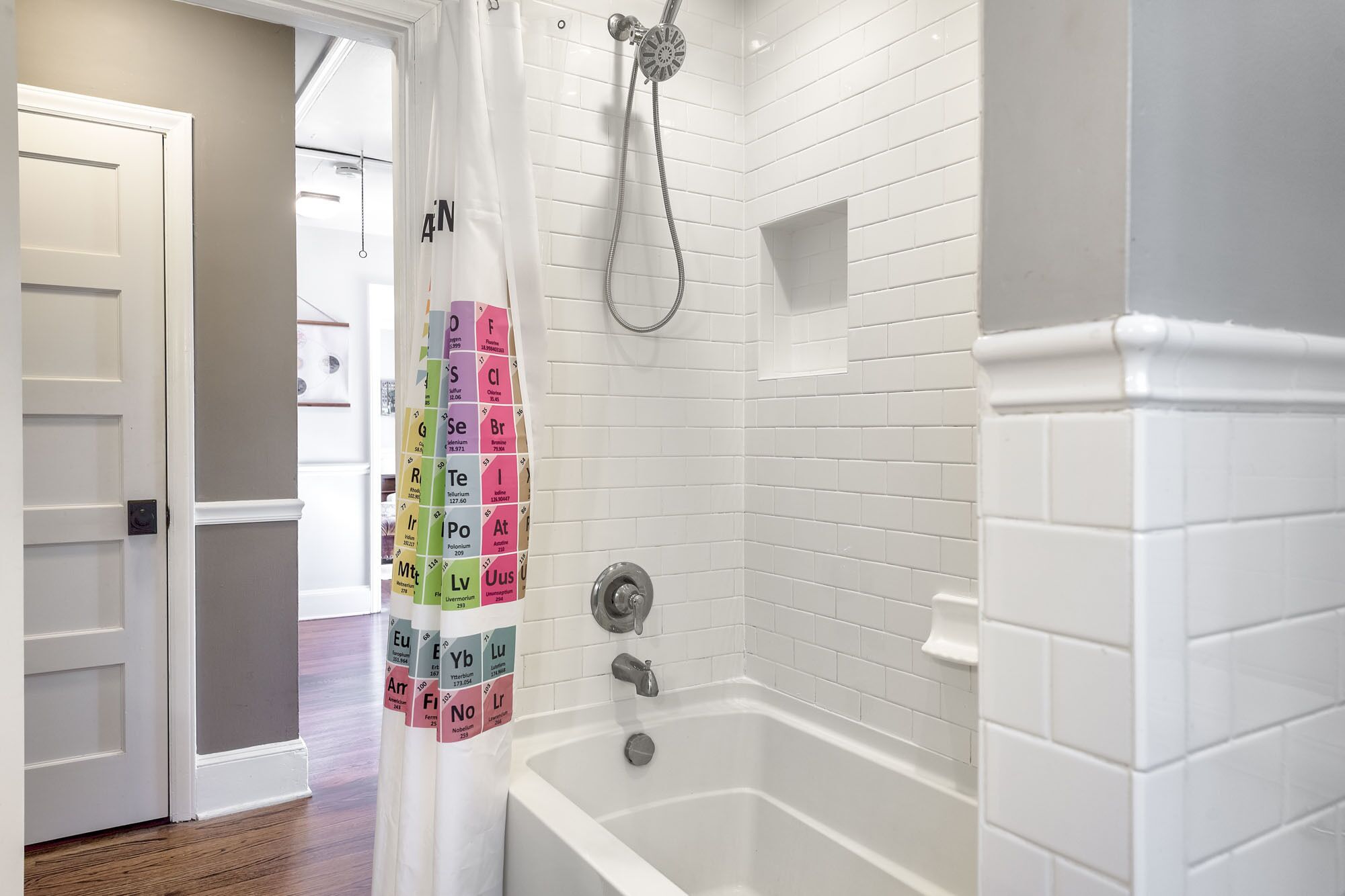 Séchoir à cheveux, serviettes fournies, savon, papier de toilette
