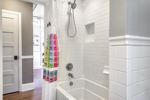 Séchoir à cheveux, serviettes fournies, savon, papier de toilette