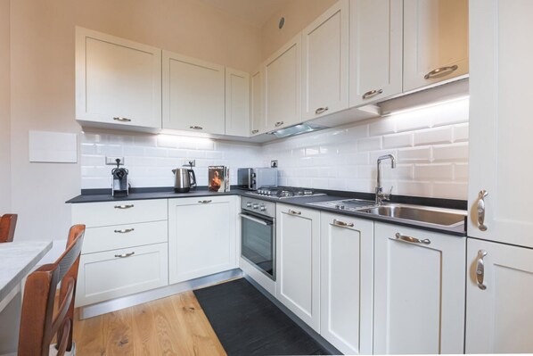 Køleskab, mikrobølgeovn, ovn, kogeplade