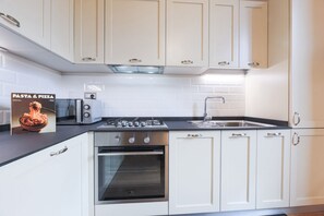 Fridge, microwave, oven, stovetop - Apartments Florence - San Jacopino 3 bds (Firenze)