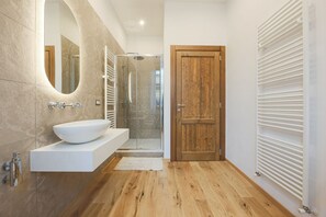 Ducha, secador de pelo, bidet