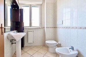 Shower, bidet, towels - Three-room apartment with 6 beds, located in the Mirto and Corbezzolo buildings, can be arranged on the ground floor with equipped outdoor space or on upper floors with a balcony. <br>It consists of a living room with a kitchenette and a double sofa bed, (San Vincenzo)
