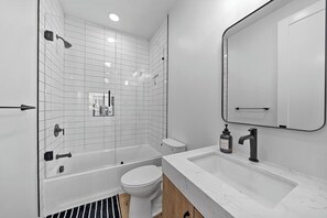 Shower, hair dryer, towels, shampoo - Rooftop Home With Ocean View & Private Parking (Oceanside)