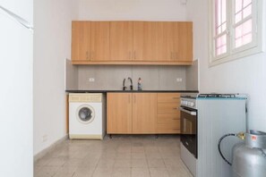 Fridge, oven, stovetop, cookware/dishes/utensils