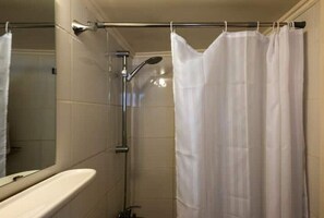 Suihku, hiustenkuivaaja, pyyhkeet, saippua