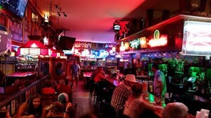 Bar (on property) - ⛱ DIRECT OCEANFRONT⛱ PENTHOUSE VIEW! ALL NEW LARGE BALCONY! ALL NEW RENOVATION! (Myrtle Beach)