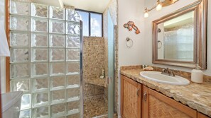 Dusche, Haartrockner, Handtücher, Seife