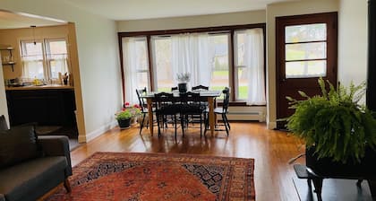 Cozy Hudson Valley Retreat - 1950's Ranch Close to Everything