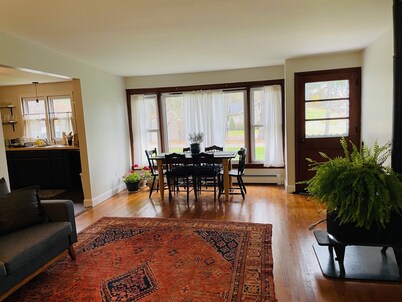 Cozy Hudson Valley Retreat - 1950's Ranch Close to Everything