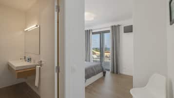 3 habitaciones, tabla de planchar con plancha, wifi y ropa de cama