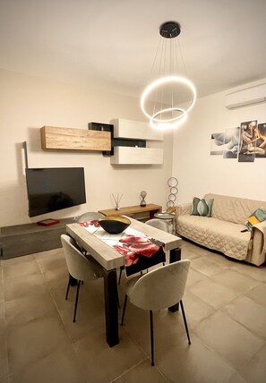 Una Smart TV, libros