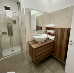 Dusj, hårføner, bidé og håndklær