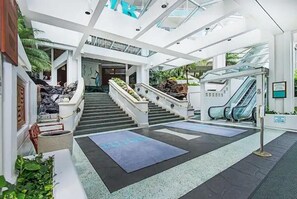 Interior - ILLIKAI 844 - Oceanfront, Lagoon & Marina 2 BDRM (Honolulu)