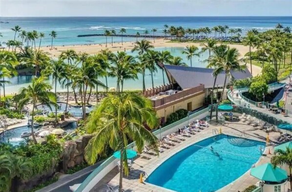 Pool - ILLIKAI 844 - Oceanfront, Lagoon & Marina 2 BDRM (Honolulu)