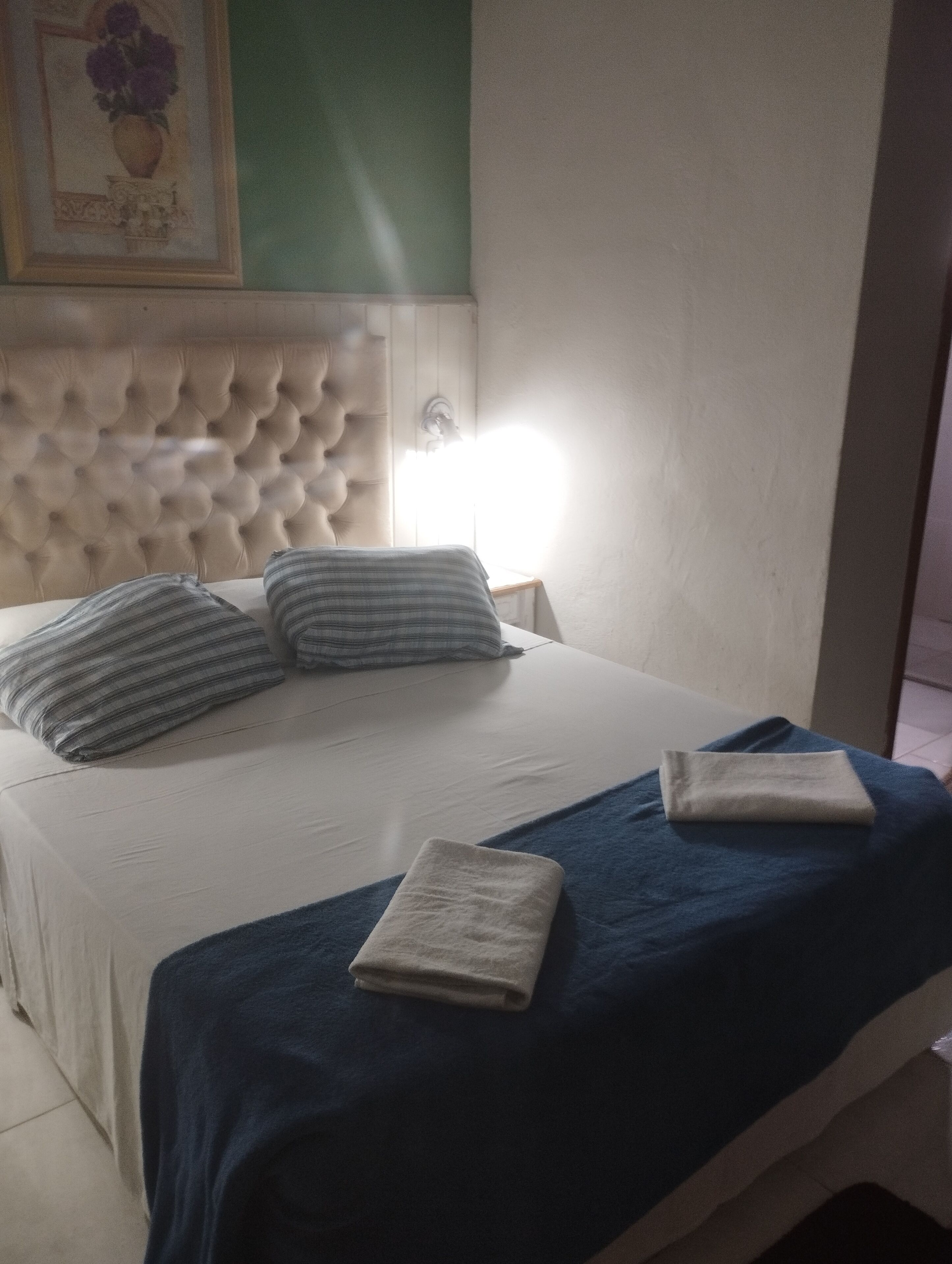 Kamar Double Bulan Madu | Seprai antialergi, setrika/meja setrika, dan Wi-Fi gratis