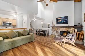 Televisión y chimenea 