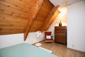 4 bedrooms, iron/ironing board, free WiFi, bed sheets