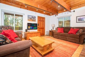 Televisión y chimenea