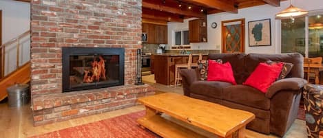 Una televisión, una chimenea