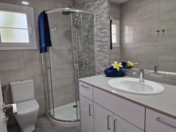 Douche, serviettes fournies