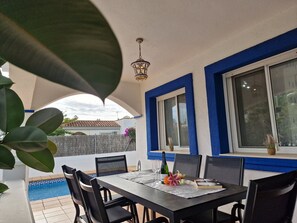 Outdoor dining - "Delphine"@MARISOL: 100m to the beach, private pool, A/C, WiFi, dog beach (Riumar)