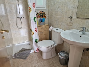 Shower, towels - "Delphine"@MARISOL: 100m to the beach, private pool, A/C, WiFi, dog beach (Riumar)