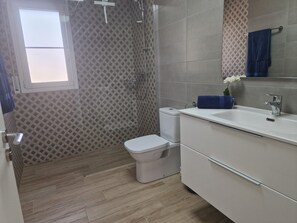 Shower, towels - "Sueño"@MARISOL: 270m to the beach, private pool, A/C, WiFi, dog beach (Riumar)