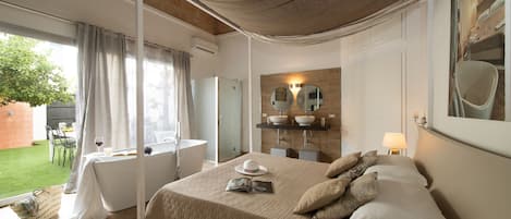 4 bedrooms, in-room safe, desk, iron/ironing board