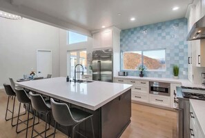 Unclassified image, 4 of 51, button