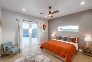 6 dormitorios, escritorio, tabla de planchar con plancha y cuna de viaje