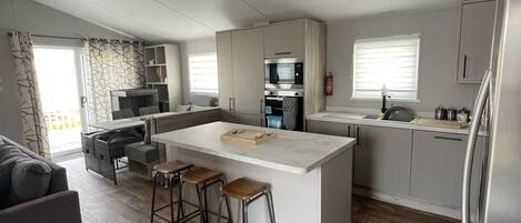 Jääkaappi, mikroaaltouuni, uuni, liesi