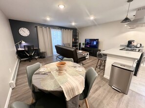 Interior - Cozy Condo in the Heart of Renton! Easy access.
(Renton)