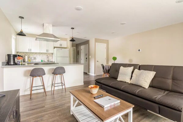 Living area - Cozy Condo in the Heart of Renton! Easy access.
(Renton)