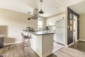 Private kitchen - Cozy Condo in the Heart of Renton! Easy access.
(Renton)