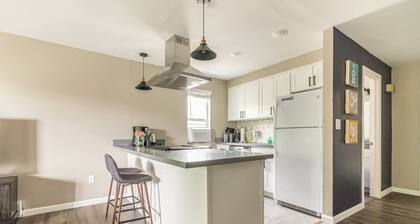 Cozy Condo in the Heart of Renton! Easy access.